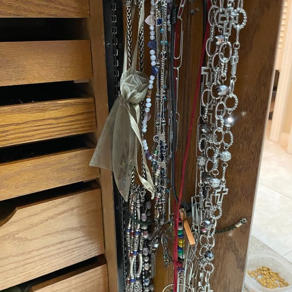 Assorted items. - Picture 7 of 10